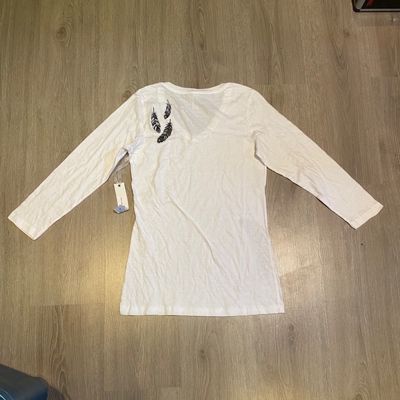 White tshirt with feathers artworks - Picture 2 of 4